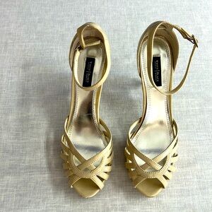 🌞 White House Black Market nude tan patent leather strappy cork stilletos 7.5